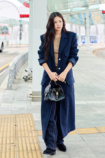 【フォト】BLACKPINKジェニー「シャネルの女神」ロングコートでスタイリッシュに