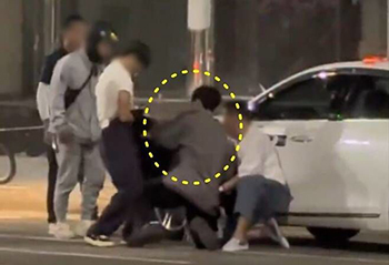 【フォト】タクシー運転手暴行犯を取り押さえる青年の様子