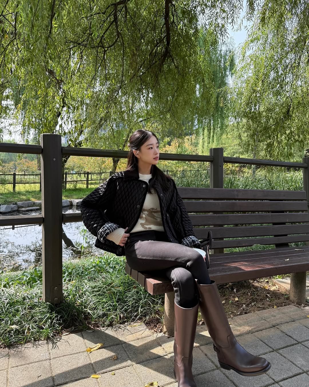 孫延在、公園でのんびりコーヒータイム…出産後も相変わらぬ美脚アピール
