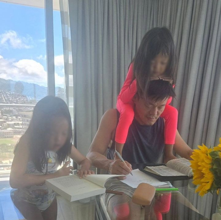 J.Y.Park、かわいい娘二人の姿公開…肩車をしながら聖書を書き写す