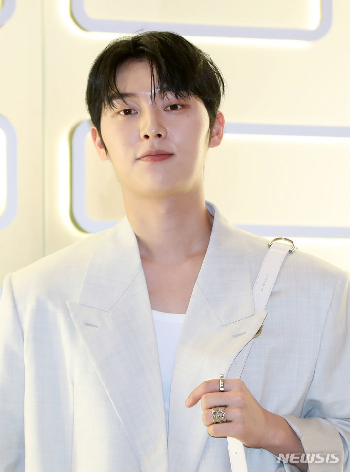 始球式で子ども相手に速球…チェ・ヒョヌク「緊張してしまって…本当に申し訳ない」