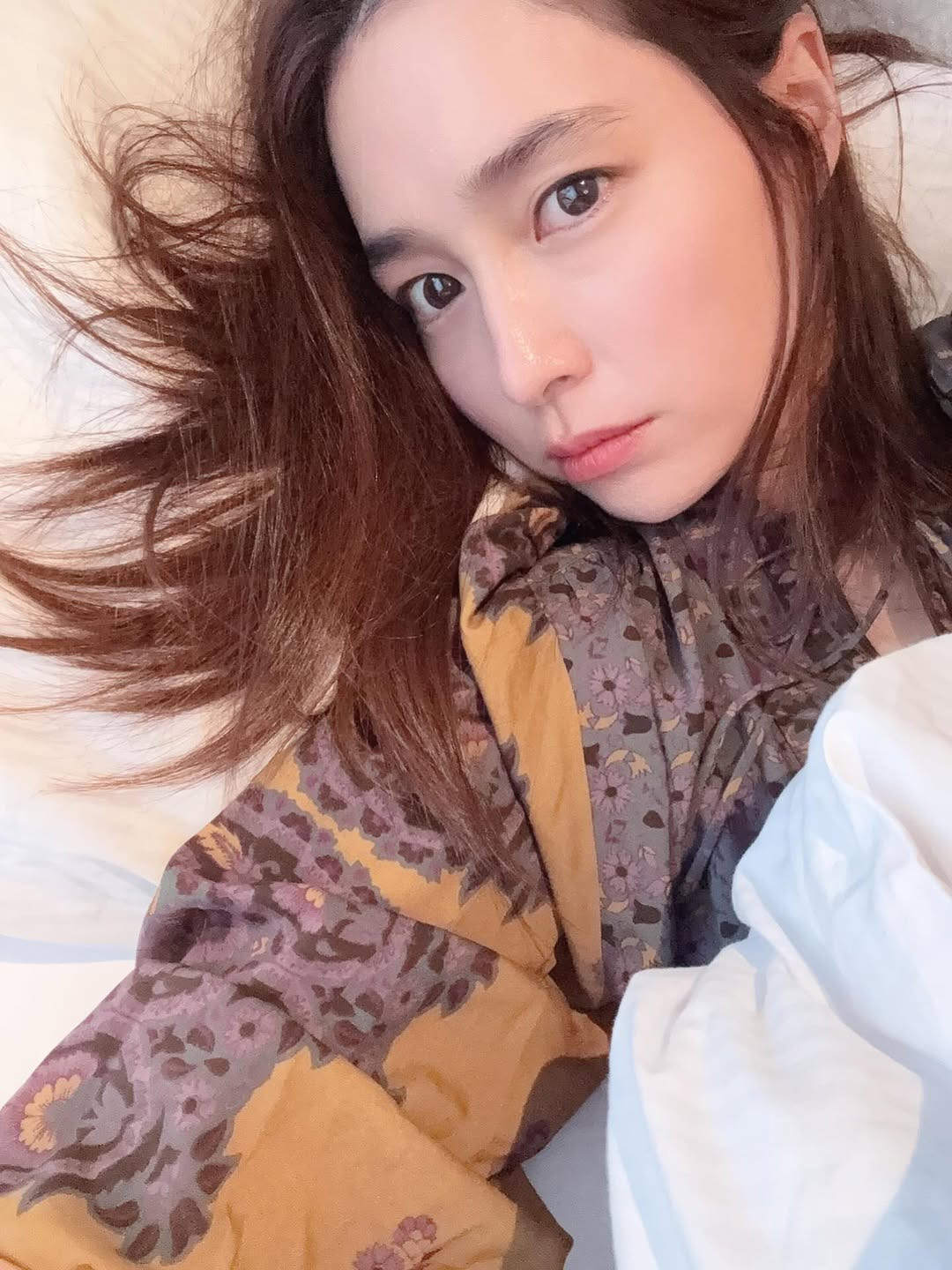 イ・ミンジョン、横になっていても美しさ健在…43歳とは思えない若々しさ＆美肌に注目