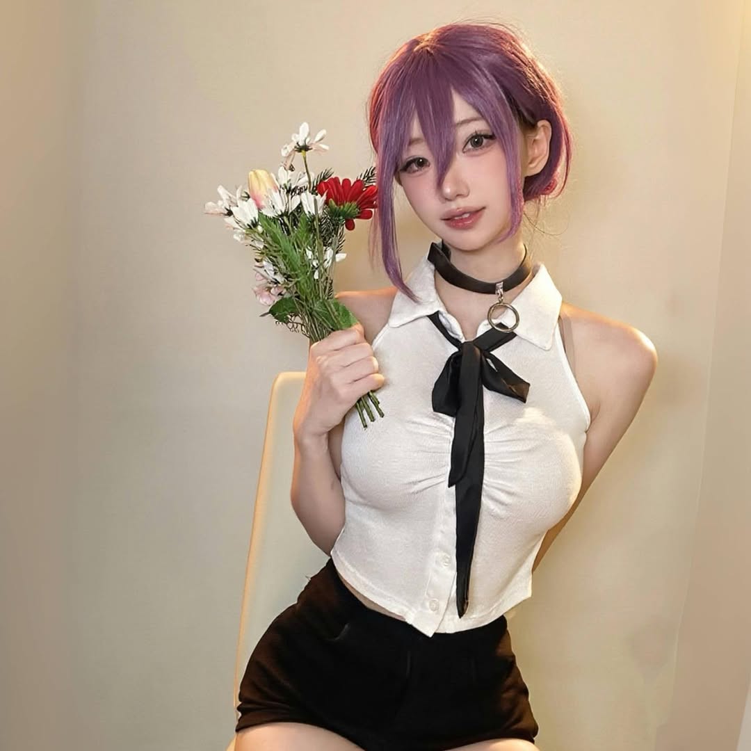 QWERマゼンタ　花を手に「チェンソーマン」レゼのコスプレ