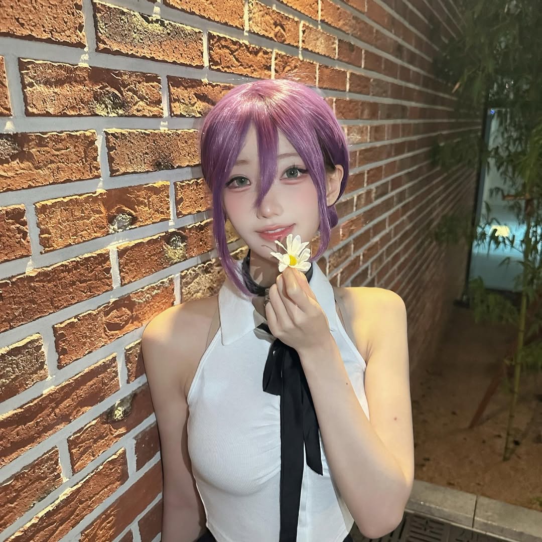 QWERマゼンタ　花を手に「チェンソーマン」レゼのコスプレ