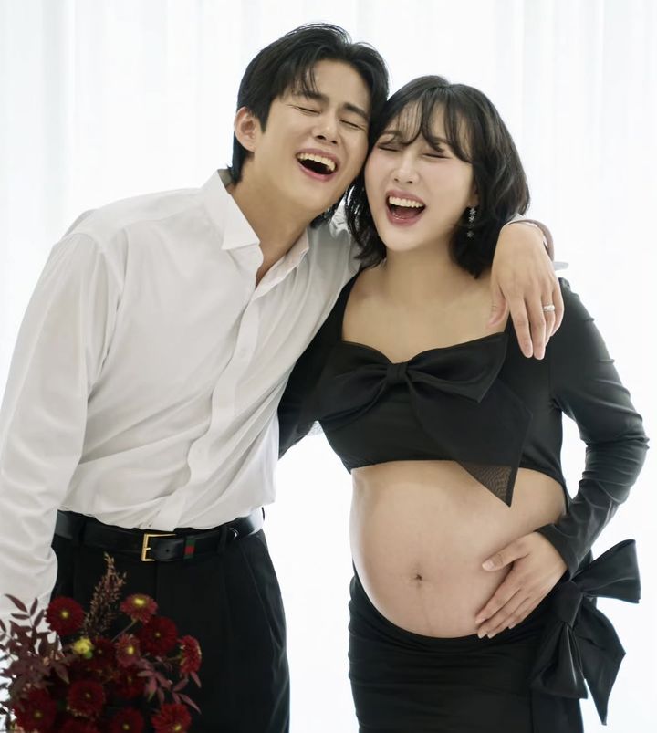 ソン・ミンス＆イム・ララ夫妻に双子誕生　「元気に生まれた」