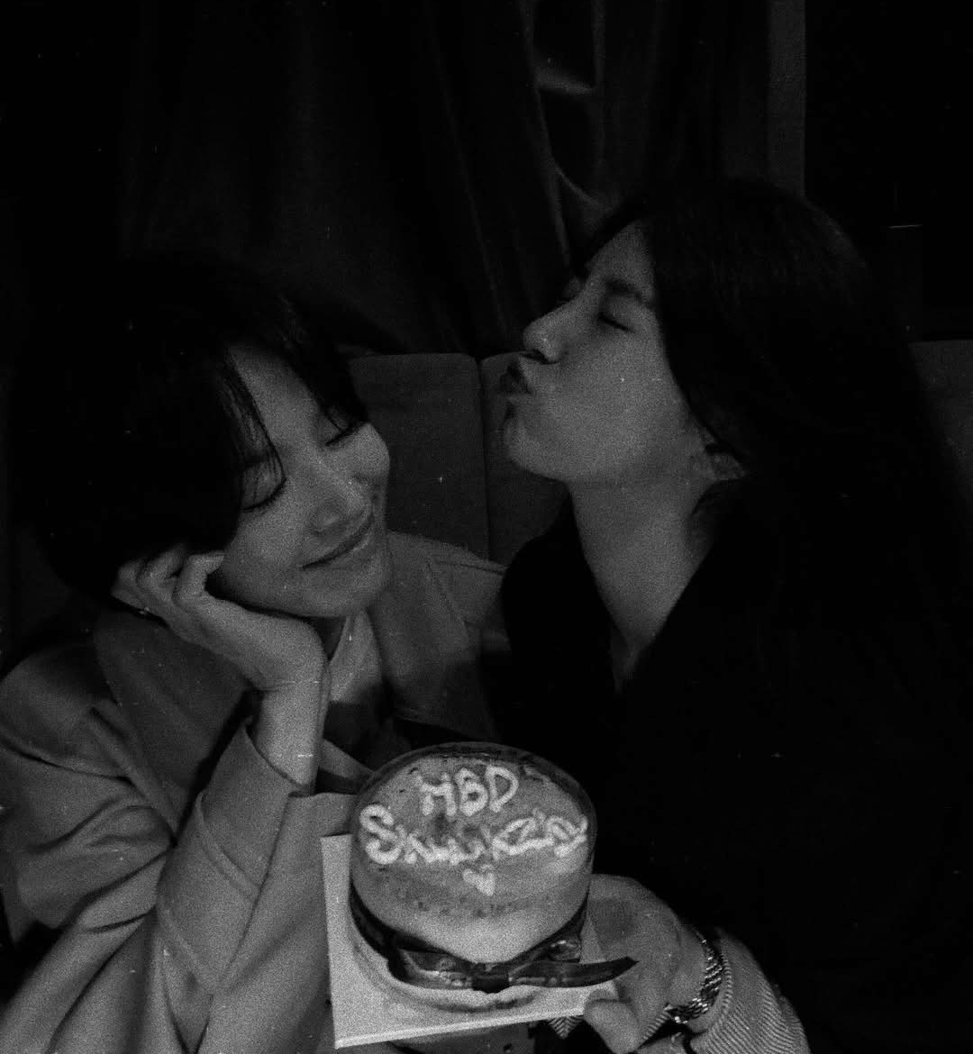 ソン・ヘギョ、満31歳になったスジ誕生祝い…モノクロ写真でも美しさあふれる2人