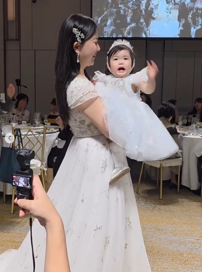 パク・スホンの娘の満1歳の誕生祝い、芸能界の仲間たちが総出動