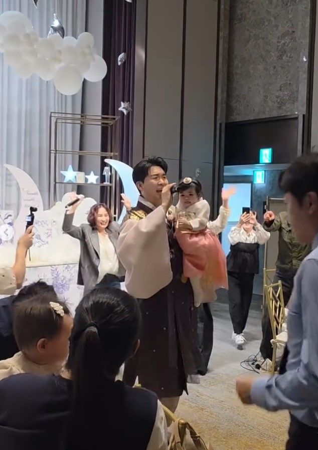 パク・スホンの娘の満1歳の誕生祝い、芸能界の仲間たちが総出動
