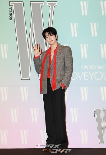 【フォト】TXTスビン、真っ赤なシャツにドキッ