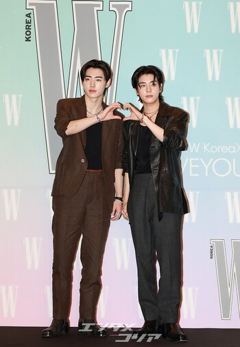 【フォト】ENHYPENのソンフン&ジェイク、二人でハートのポーズ