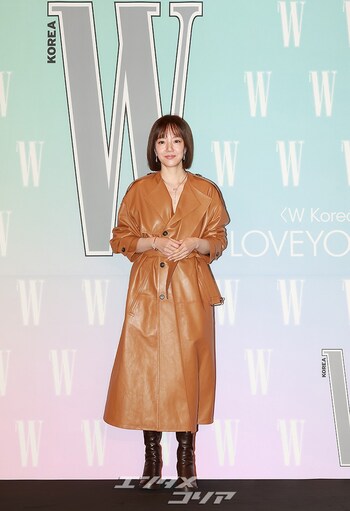 【フォト】ボブヘアのイム・スジョン、レザーのコート&ブーツで完成した秋コーデ