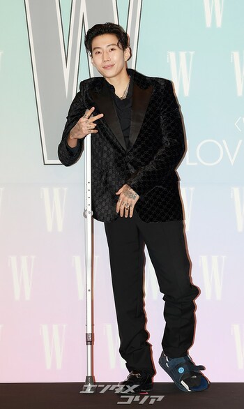 【フォト】Jay Park、松葉づえをついてイベントに出席