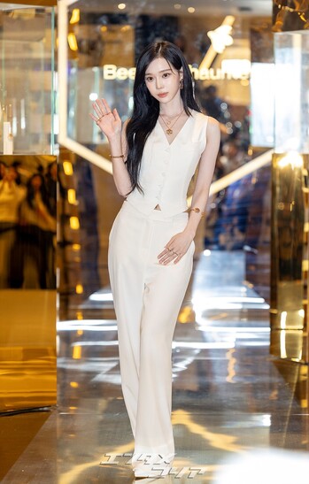 【フォト】aespaウィンター、ノースリーブの白いセットアップで成熟した魅力アピール