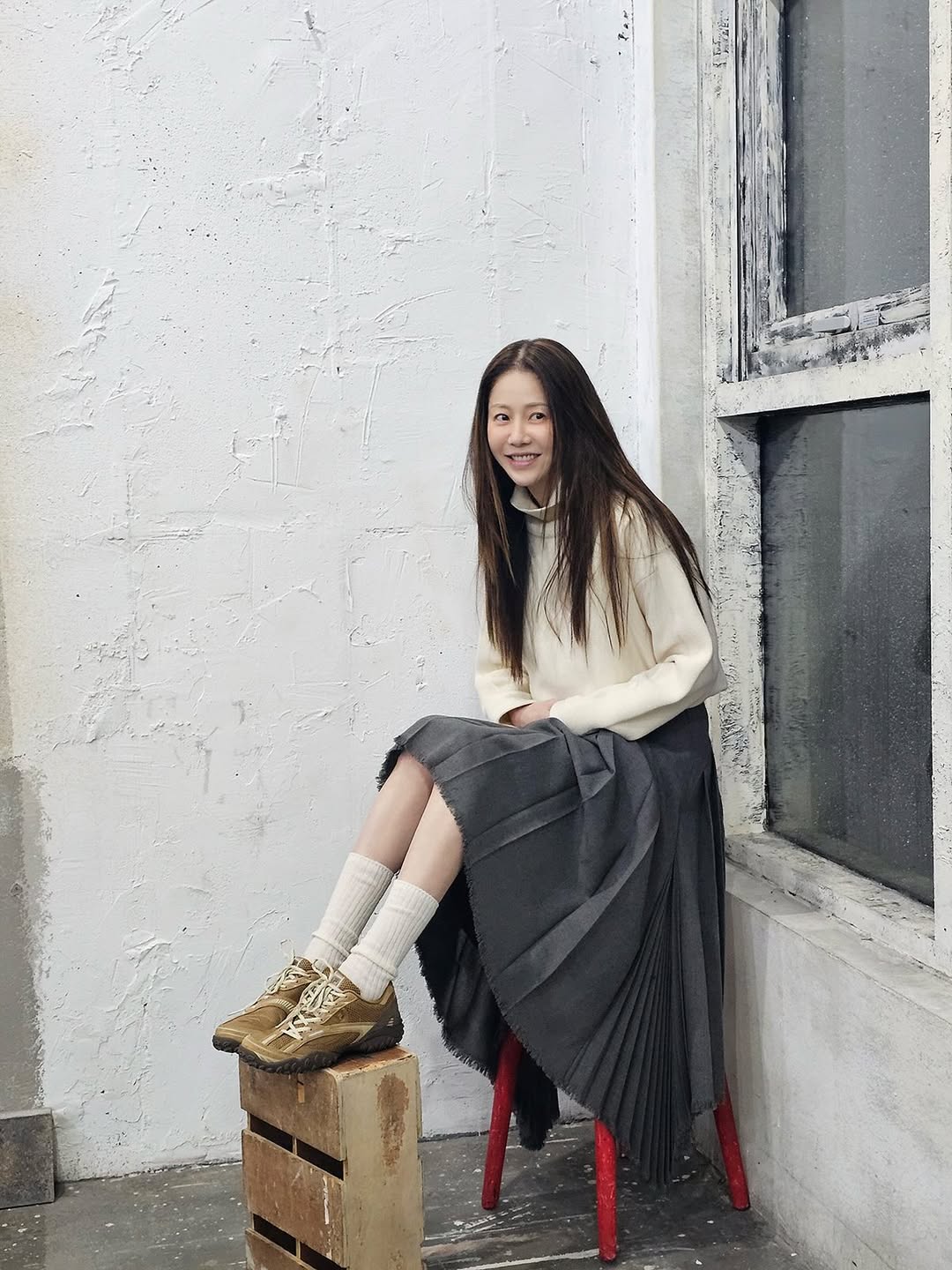 コ・ヒョンジョン、50代とは思えない若々しい美しさ…美脚にも感嘆の声