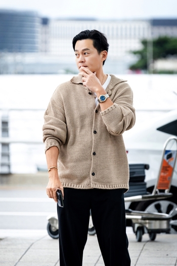 【フォト】イ・ソジン、ぽかぽかカーディガン姿で日本へ…BVLGARIの展覧会に出席