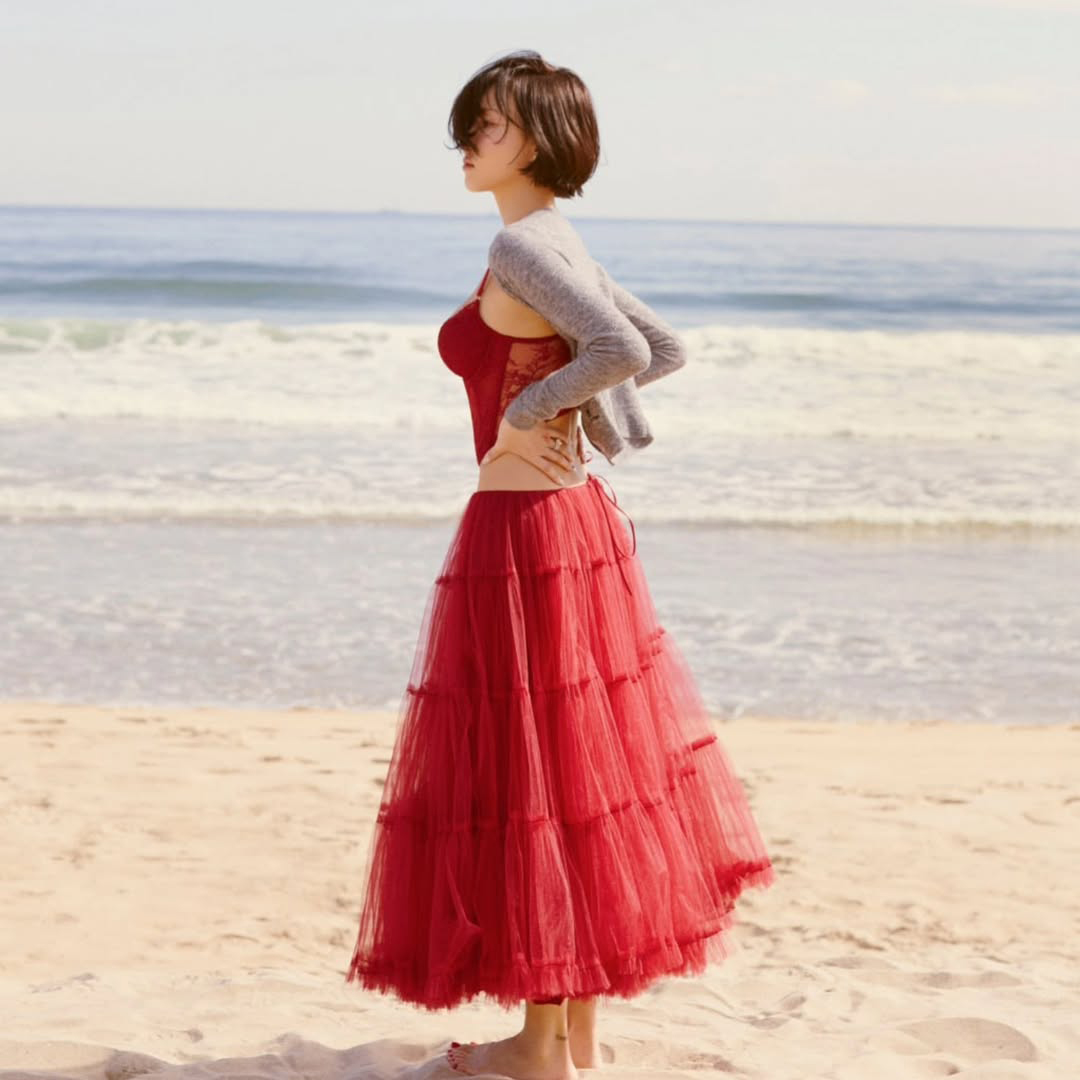 MAMAMOOファサ、新曲をPR…鮮やかな赤のドレス姿が魅惑的