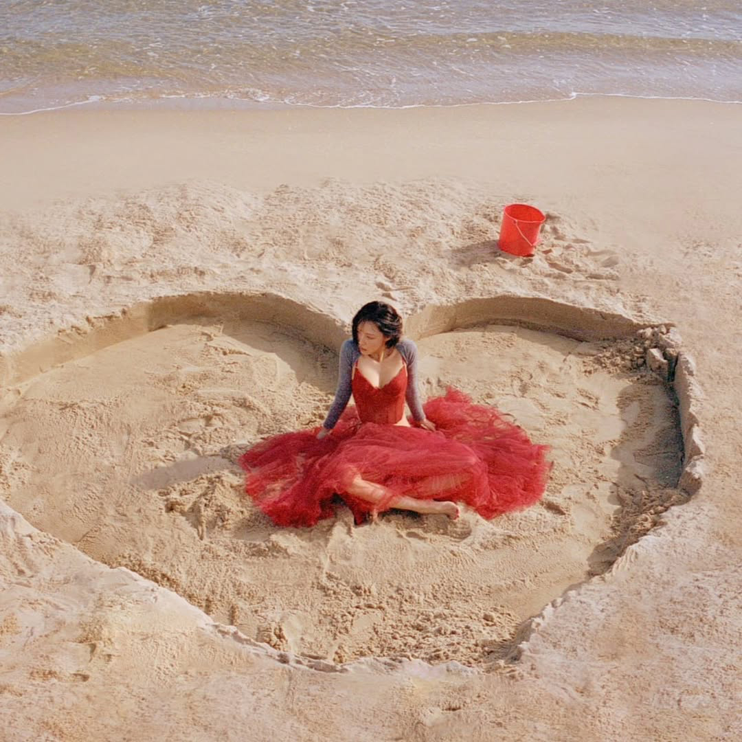 MAMAMOOファサ、新曲をPR…鮮やかな赤のドレス姿が魅惑的