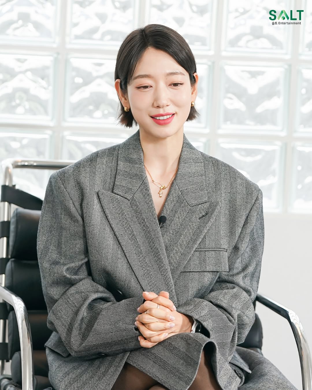 ばっさりショートへアのパク・シネ、オーバーサイズのスーツ姿がおしゃれ＆かわい過ぎ