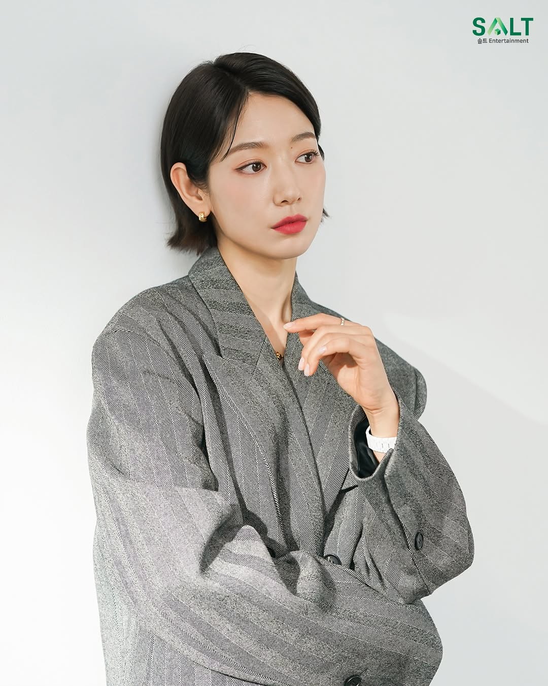 ばっさりショートへアのパク・シネ、オーバーサイズのスーツ姿がおしゃれ＆かわい過ぎ