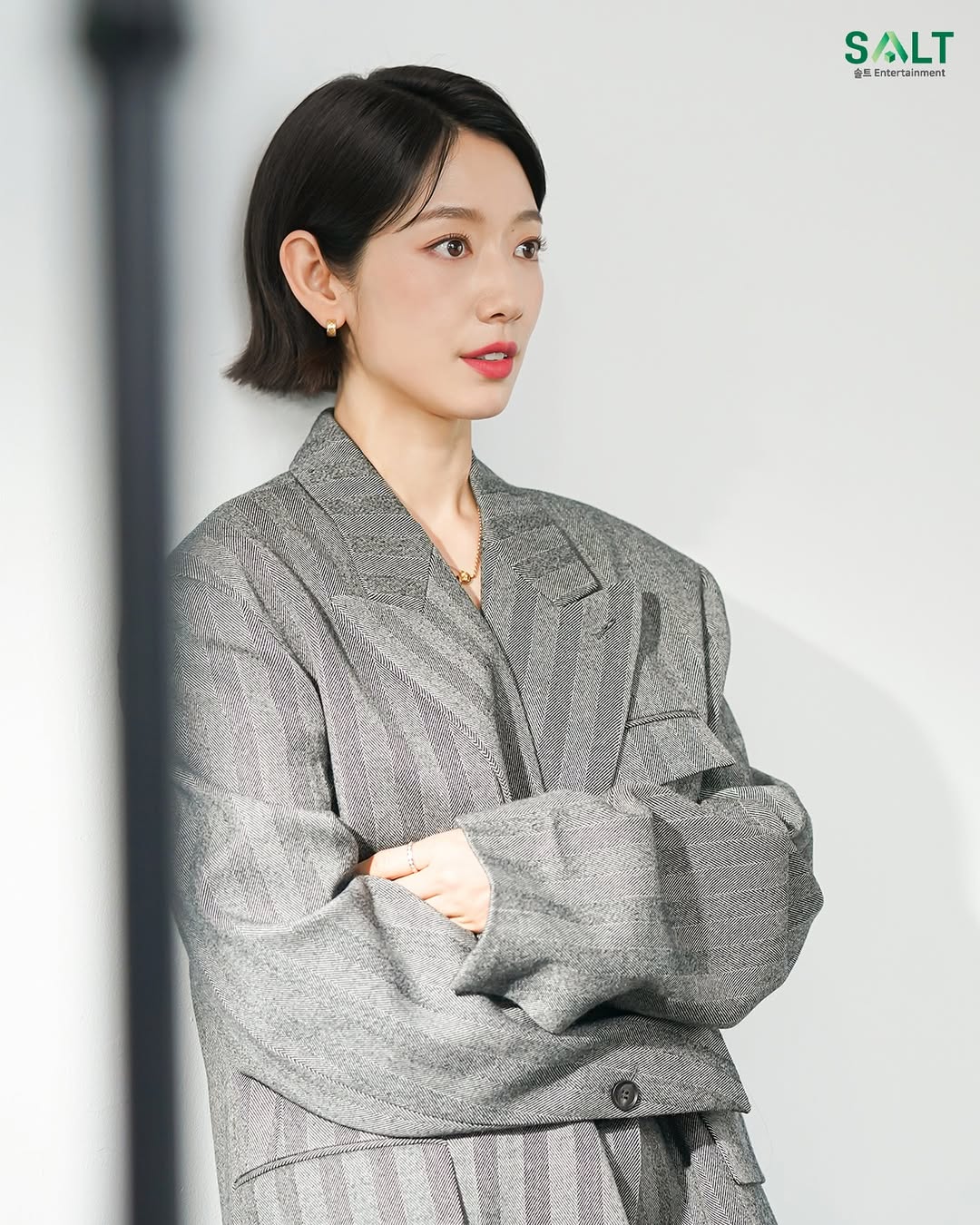 ばっさりショートへアのパク・シネ、オーバーサイズのスーツ姿がおしゃれ＆かわい過ぎ