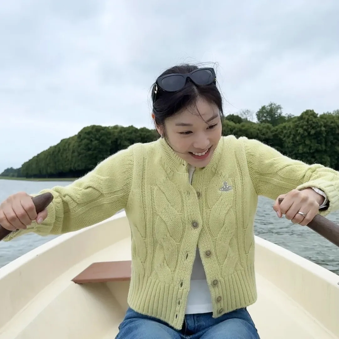 キム・ヨナ、夫コ・ウリムとボートに乗ってデート…オールを漕ぐ手に輝く結婚指輪に注目