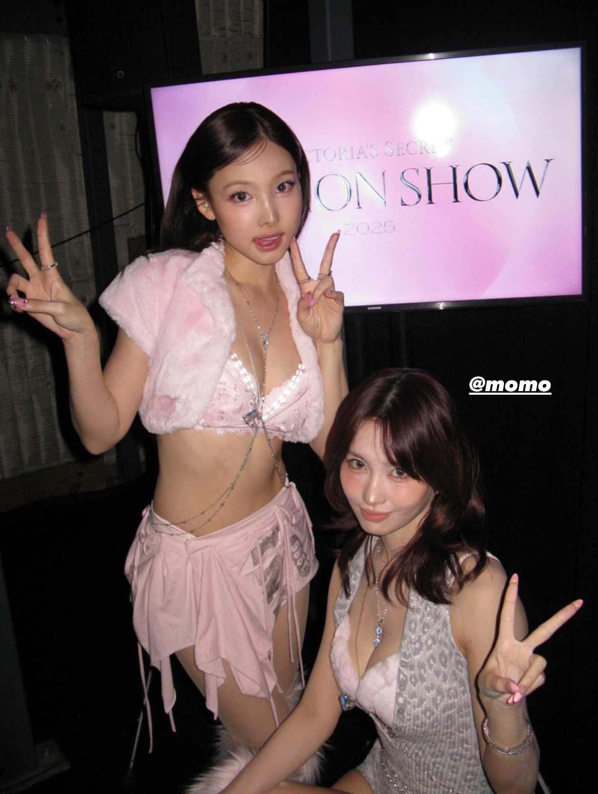 大胆＆ラブリーな装いのTWICEナヨン、ヴィクシーのショーの写真公開を予告　「もう少し待っていてね」