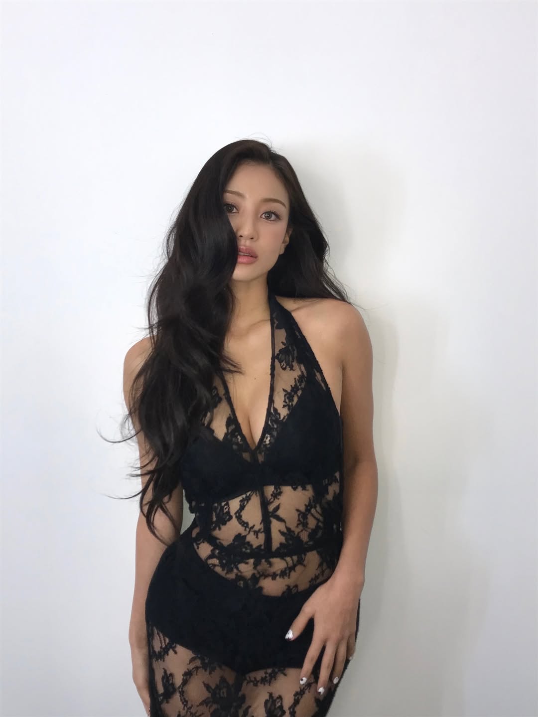 TWICEジヒョ、大胆シースルードレス姿でヴィクシーのショーのフォトイベント出席