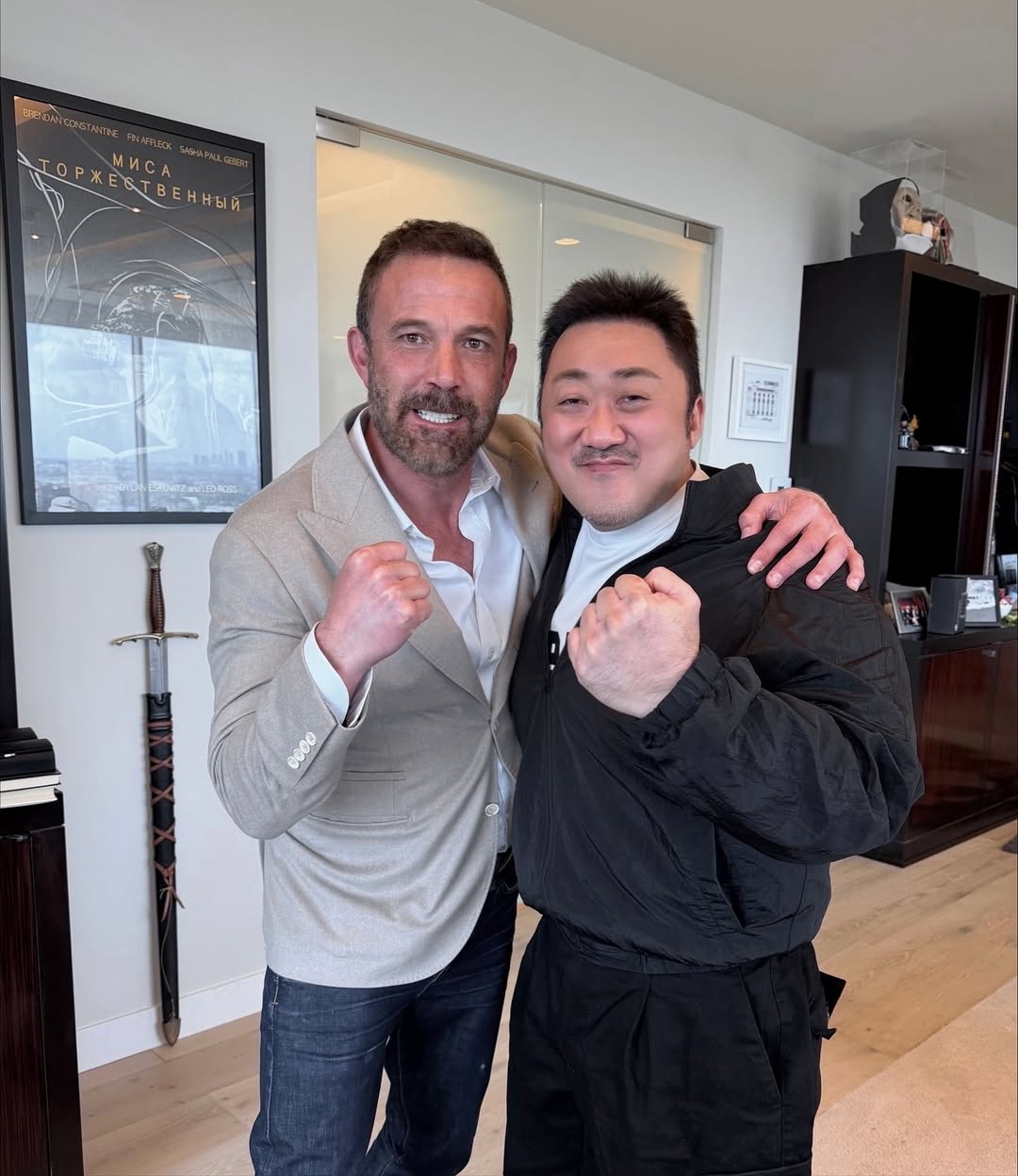 マ・ドンソク、ベン・アフレックと仲良く肩を組んでポーズ…こぶしの大きさに注目