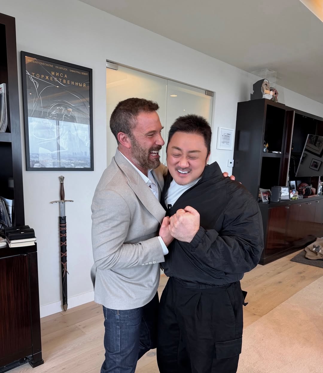 マ・ドンソク、ベン・アフレックと仲良く肩を組んでポーズ…こぶしの大きさに注目
