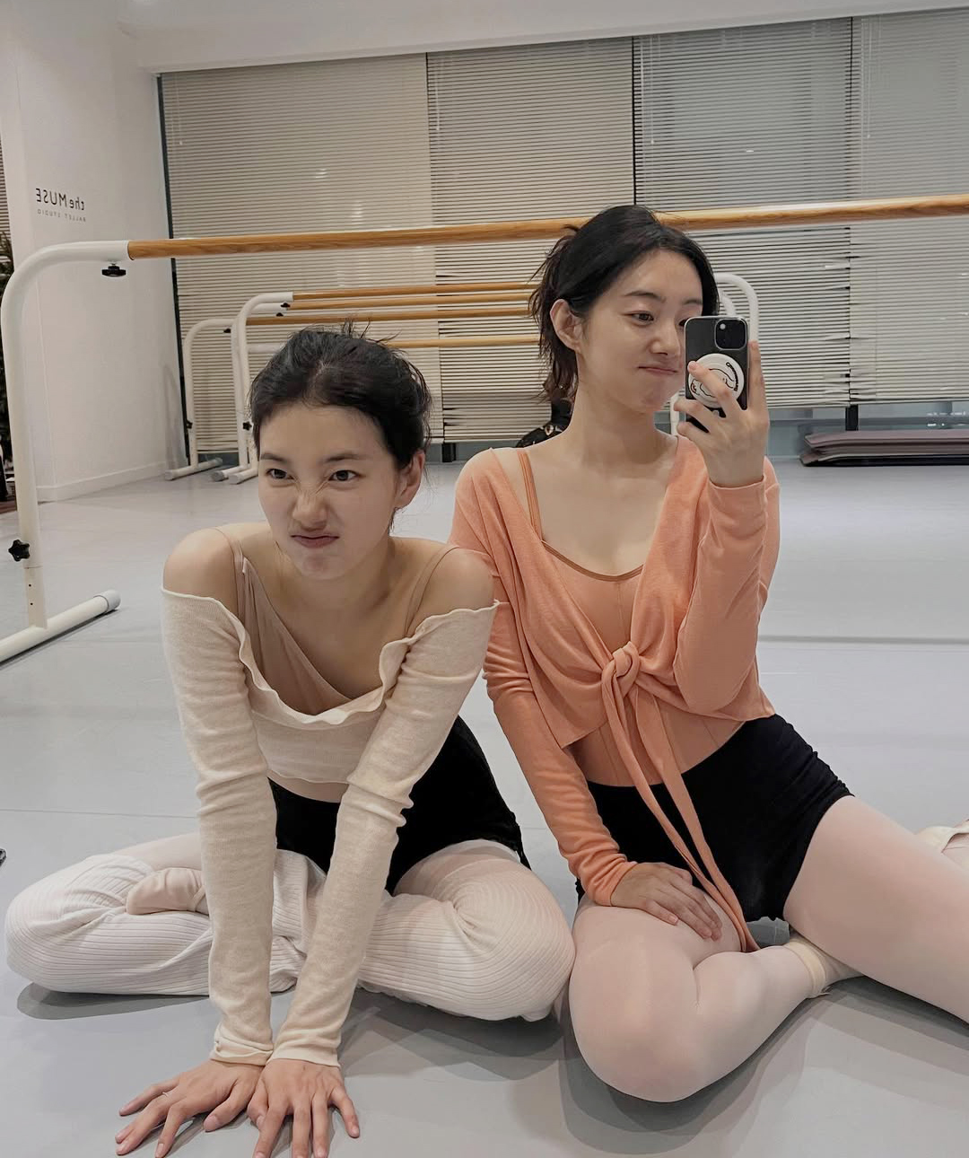 31歳で同い年のスジ＆パク・セワン、バレエスタジオで友情アピール…清純で女性らしい二人