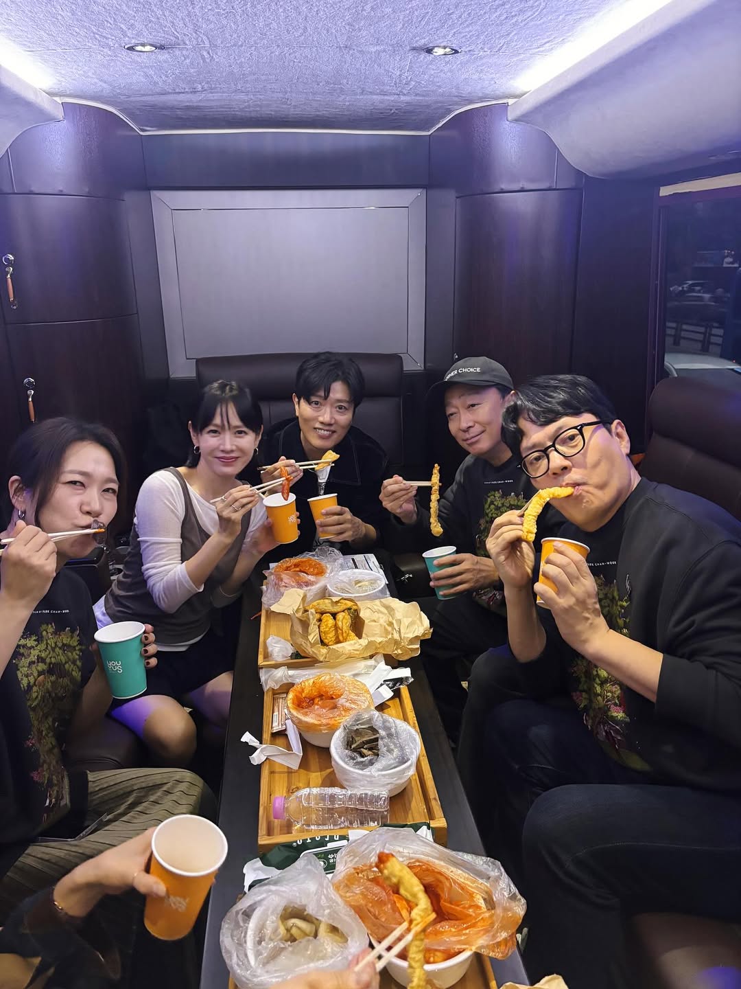 ショートヘアにしたソン・イェジン、『仕方ない』出演者らとトッポッキに舌鼓　「最後の舞台あいさつ…また会いましょう」