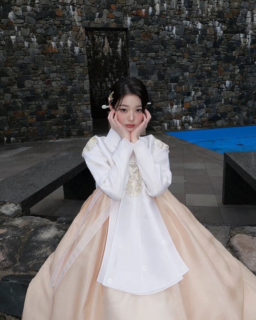 IVEウォニョン、「APEC」PR動画のオフショット公開…上品な韓服姿が美しい