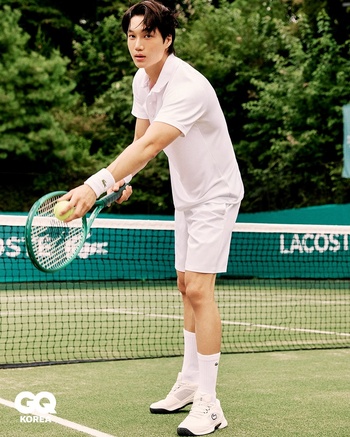 【フォト】EXOカイ、テニスコートで輝くビジュアル…エネルギーに満ちた姿