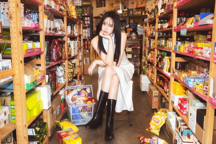 キム・ソヒョン、新プロフィール公開…上品＆成熟した雰囲気