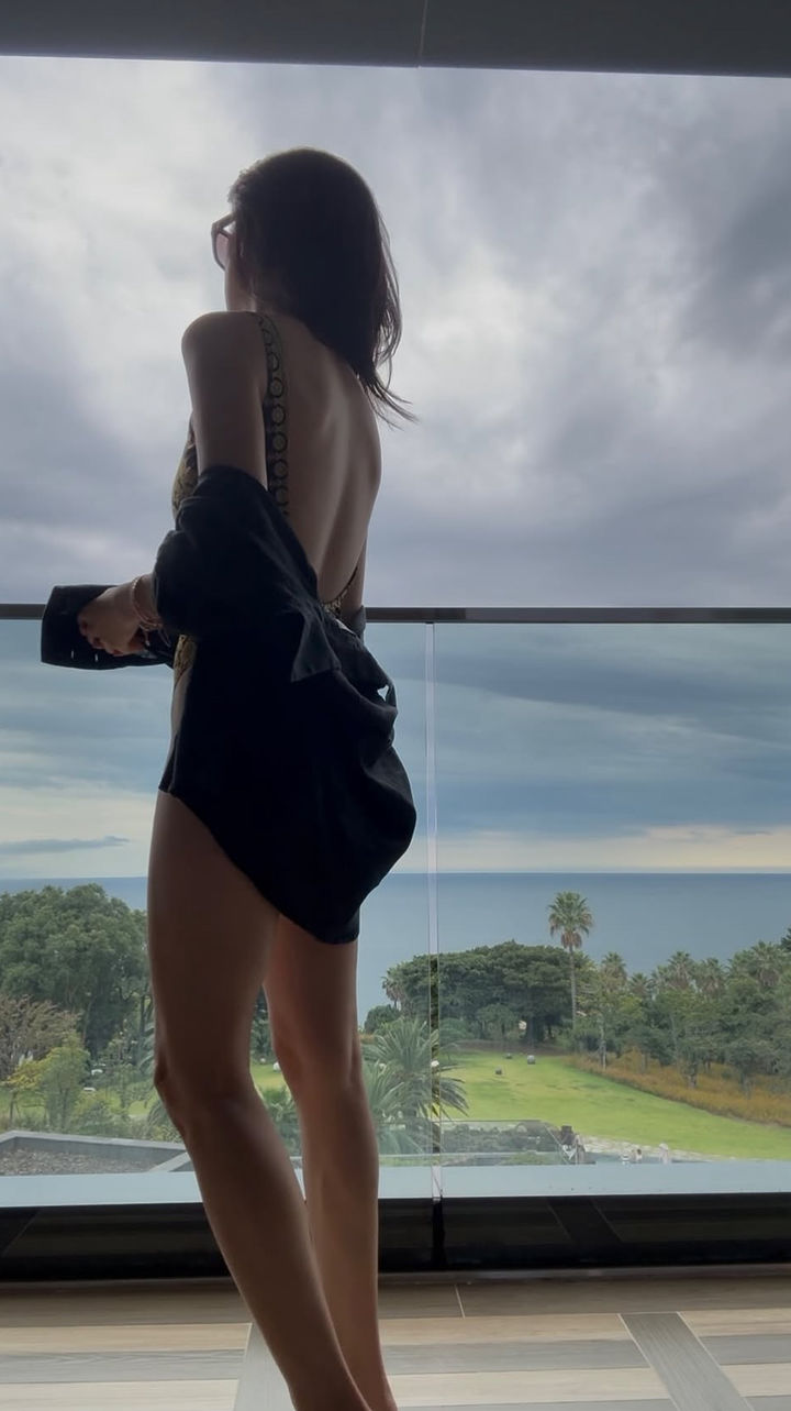 水着姿のパク・ハソン、済州道で上品な美しさアピール