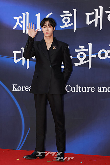 【フォト】スーツ姿がステキなチュ・ヨンウ、文化体育観光部長官表彰受ける