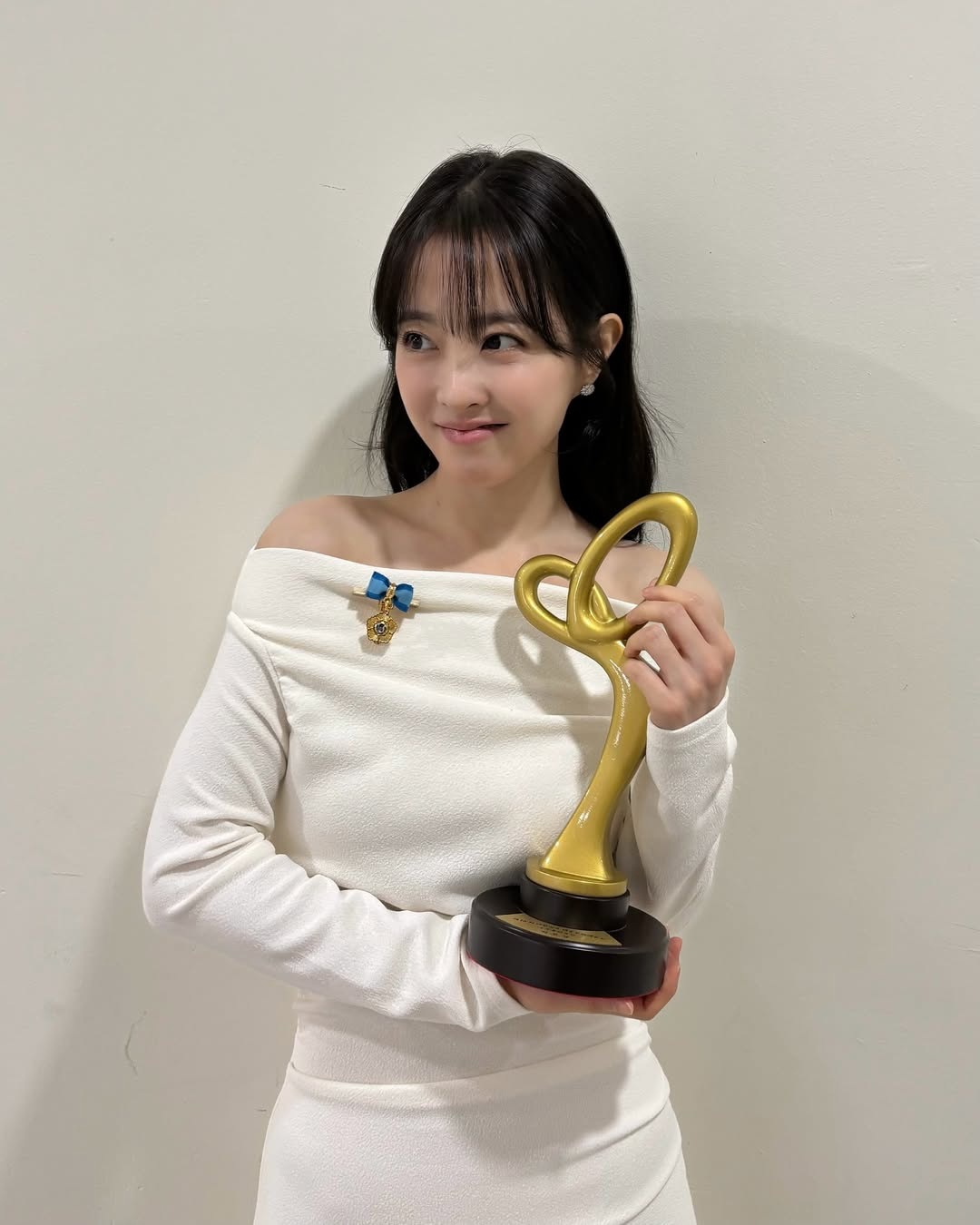 首相表彰受けたパク・ボヨン、白いオフショルダーの衣装が愛らしい