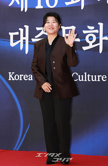 【フォト】イ・ジョンウン、大統領表彰受ける