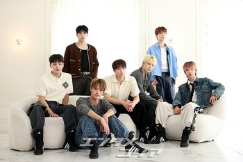 【フォト】インタビューに臨むNEXZ、さわやか&ユニークな魅力