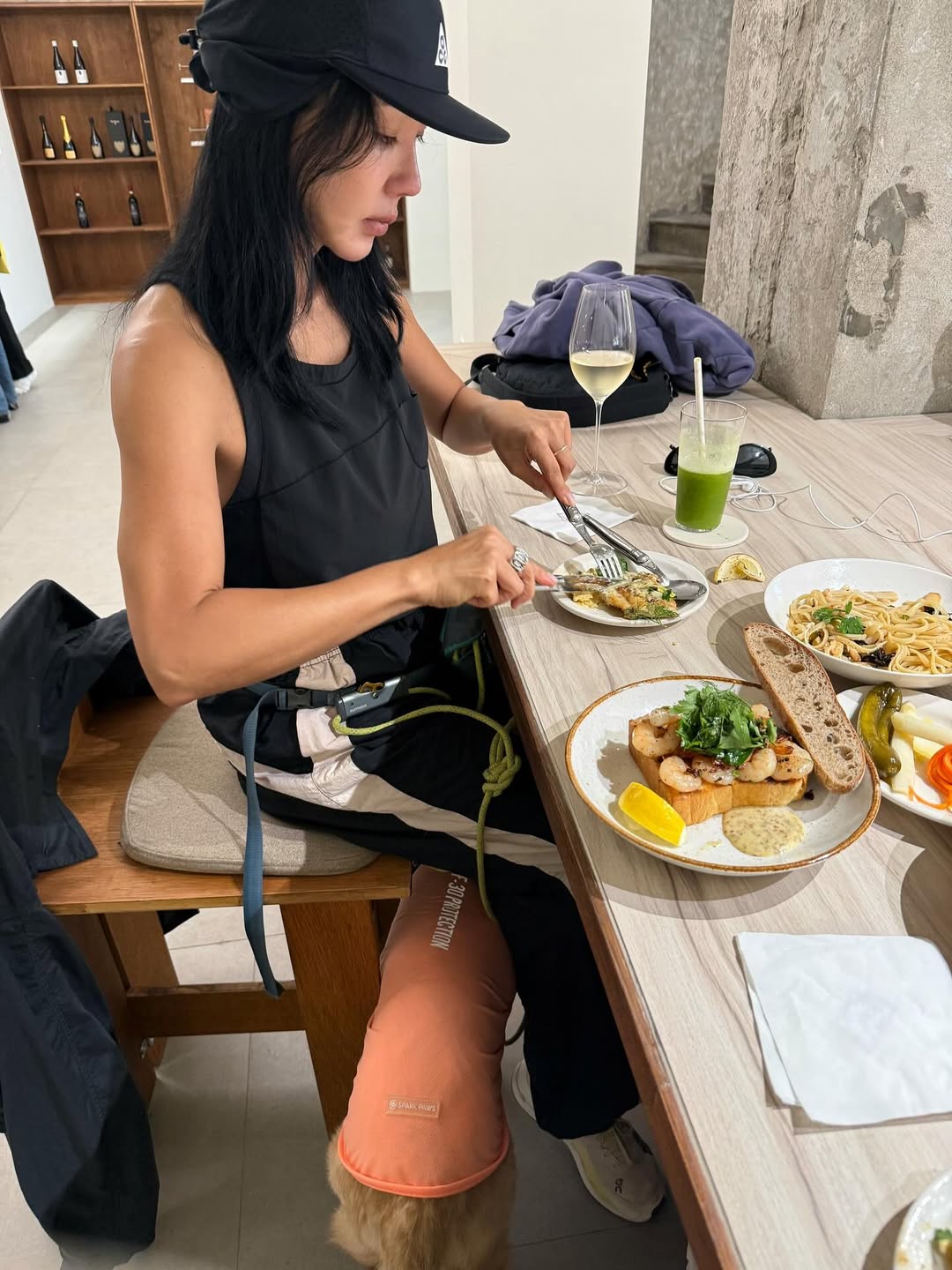 56歳オム・ジョンファの腕に筋肉クッキリ…「どうやったら時の流れを避けて通れるの」