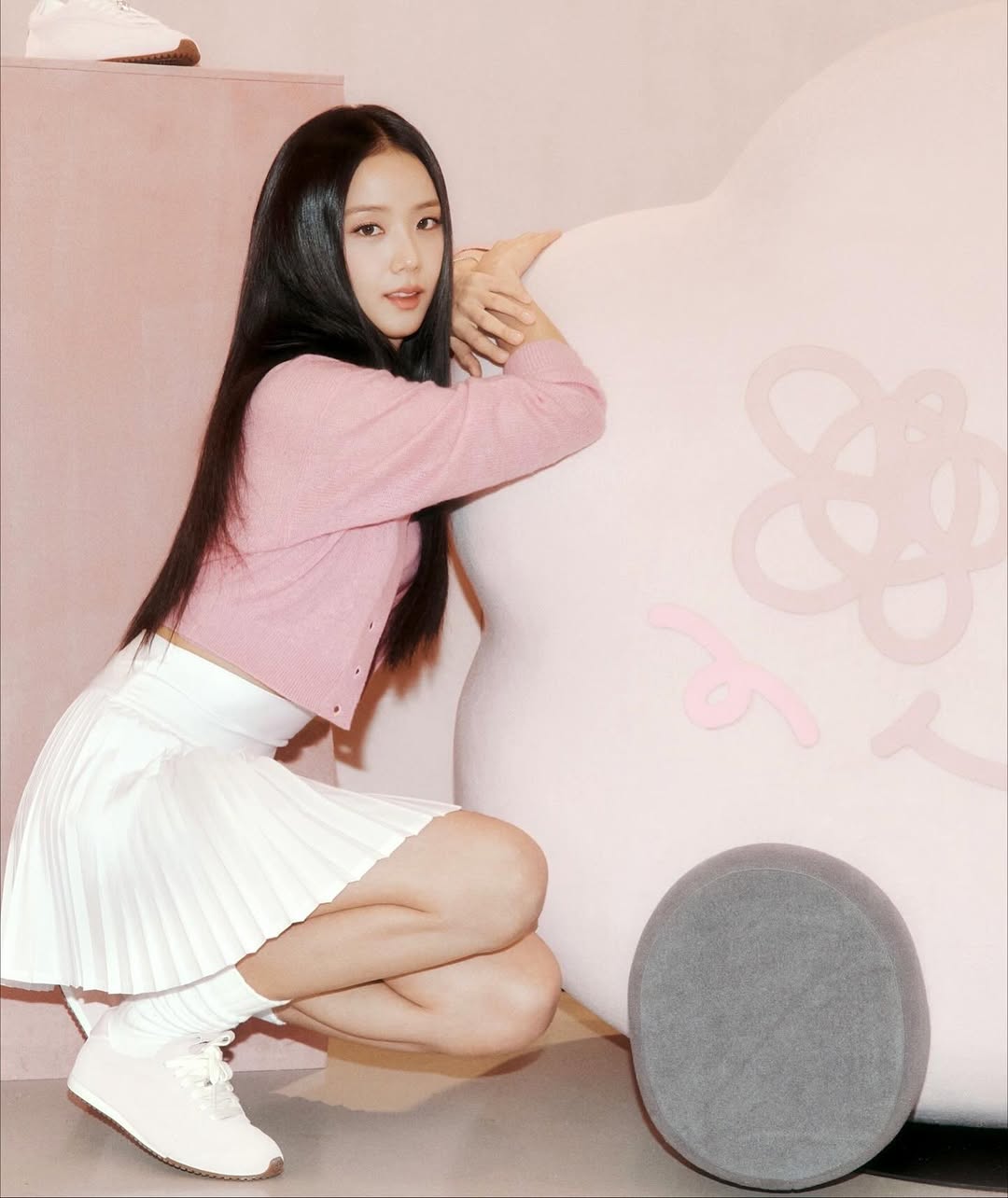 BLACKPINKジス、クロップドトップス＆ミニスカートがラブリーなスポーティルック