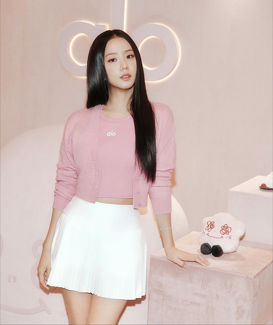 BLACKPINKジス、クロップドトップス＆ミニスカートがラブリーなスポーティルック