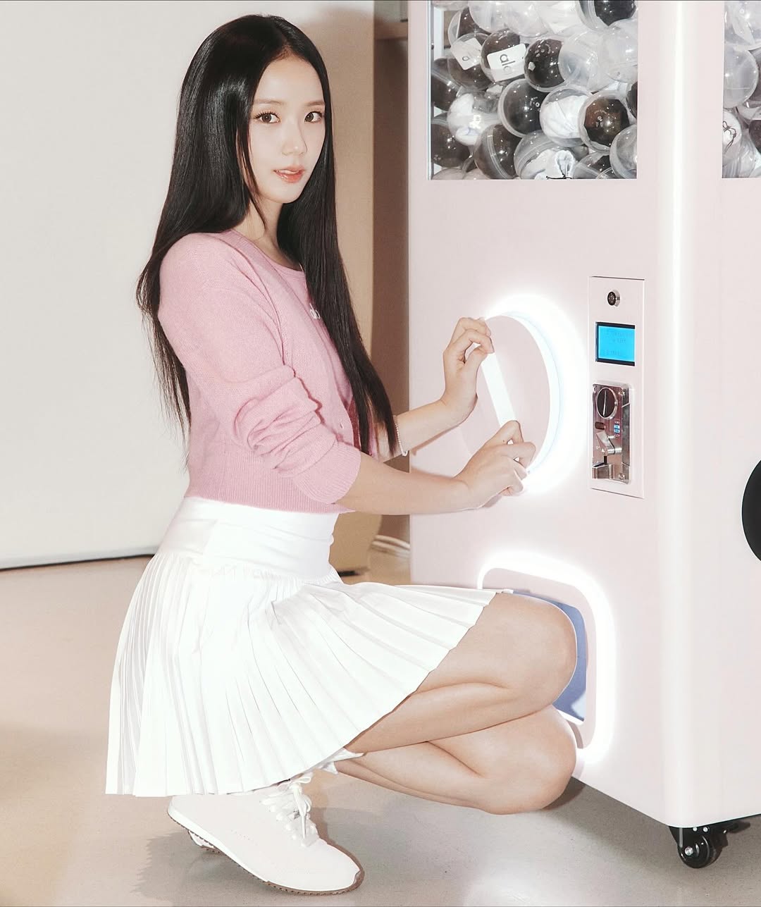 BLACKPINKジス、クロップドトップス＆ミニスカートがラブリーなスポーティルック