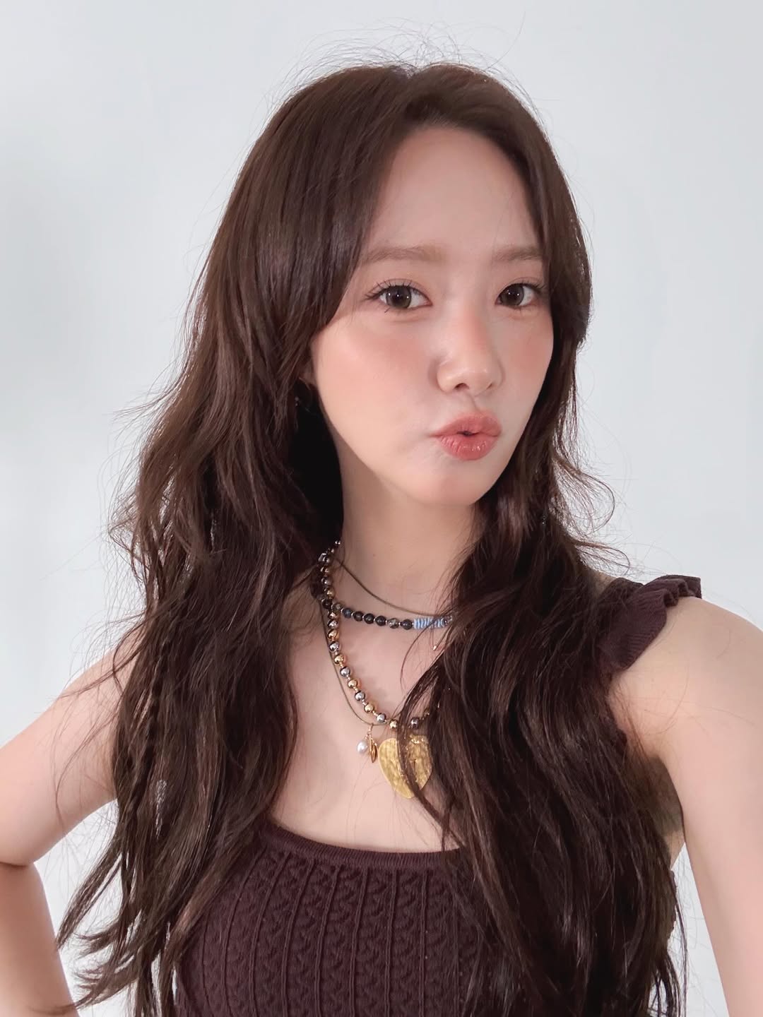 少女時代ユナ、「本業」のアイドルらしい装いで魅惑的な美しさアピール