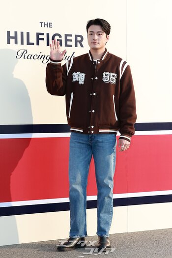 【フォト】シン・スンホ、手を振りシックにあいさつ