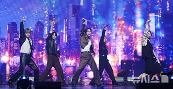 【フォト】WEi新譜のメディア先行公演、強烈なステージ