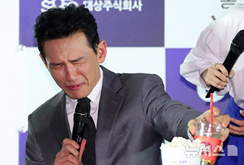 【フォト】紅酢の酸っぱさに顔をしかめるファン・ジョンミン