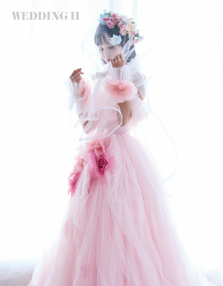 【フォト】アユミ、イケメン実業家の夫とロマンチックな結婚3周年ウエディンググラビア