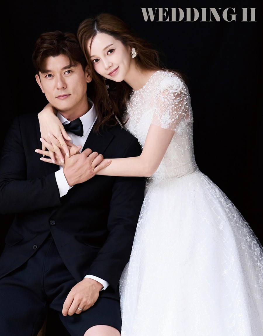 アユミ、実業家の夫と結婚3周年記念のウエディンググラビア公開　「がむしゃらに幸せに」