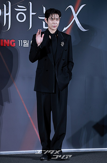 【フォト】キム・ヨンデ、黒スーツを着て「格の違うカリスマ」